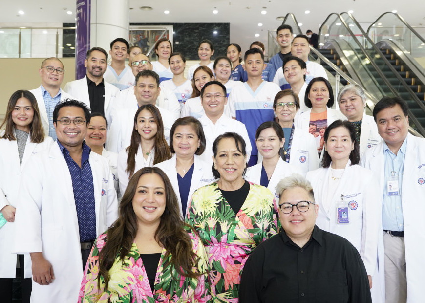 Patti Arroyo (center), joined by her children Tia (bottom left) and Cirese (bottom right),  and St. Luke's dedicated team that contributed to the successful transplant surgery (Dr. Juliet Cervantes, Dr. Jonathan Navarro, Dr. Theo Genesis Tagaytay, Dr. Grace Anne Herbosa, etc.), and St. Luke’s President and CEO Dr. Dennis P. Serrano (first line, rightmost)