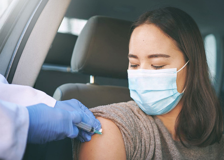 St. Luke’s Drive-Thru Vaccination for Grown-Ups enables adult patients to get vaccinated at their convenience. 