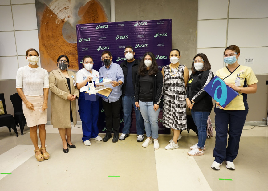 St. Luke’s nurses take a snapshot with  Dyan Castillejo (ASICS Ambassador), Ma. Martina Geraldine 