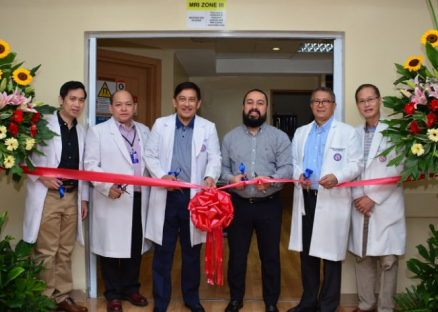 (l-r) Dr. Roy P. Vizcarra, Head of St. Luke’s Quezon City Institute of Radiology; Dr. Manuel Martin L. Lopez, Head of St. Luke’s Quezon City Radiation Oncology; Dr. Arturo S. De La Peña, President and CEO; Mr. Rafael C. Solis, EVP and Head of Hospital Operations; Dr. Benjamin S.A. Campomanes, Jr., SVP and Chief Medical Officer; and, Dr. Anthony T. Uygongco, VP of Medical Practice Group and  Assistant CMO led the unveiling of the new 3.0T SignaTM Pioneer Wide Bore MRI available at St. Luke’s Quezon City.